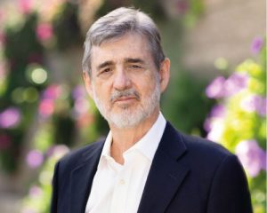 Dr. Héctor Betancourt recibe reconocimiento de la APA